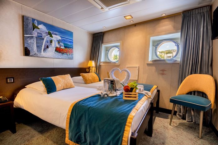 Main Deck 2 Adjustable Twin Beds - Portholes Cat C